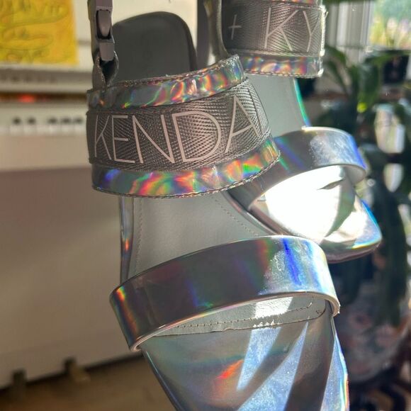 Kendall & Kylie Iridescent Silver Sandals 8.5 - Picture 2 of 16